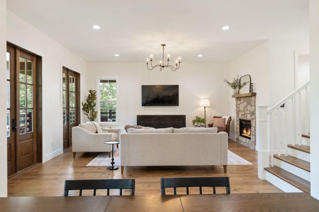 893 Hidden Springs Lane, Reeds Spring, MO 65737