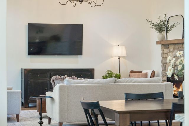 893 Hidden Springs Lane, Reeds Spring, MO 65737