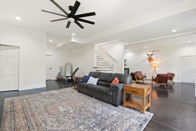 893 Hidden Springs Lane, Reeds Spring, MO 65737