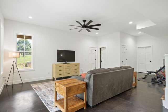 893 Hidden Springs Lane, Reeds Spring, MO 65737