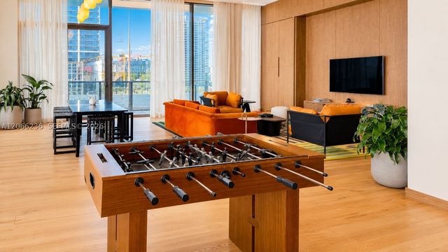 11 NE 6th St 212, Miami, FL 33132