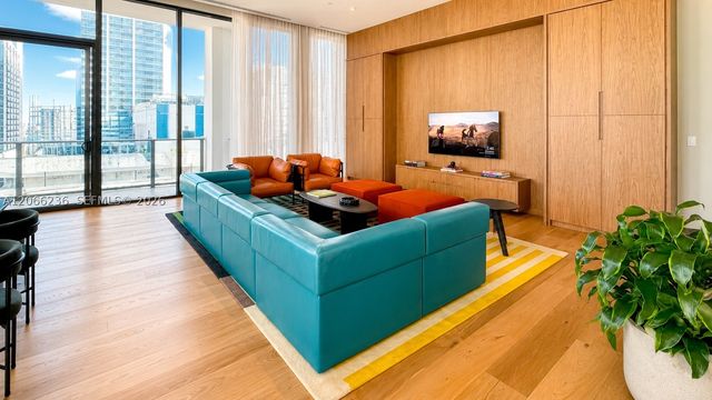 11 NE 6th St 212, Miami, FL 33132