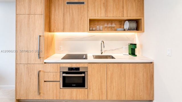 11 NE 6th St 212, Miami, FL 33132
