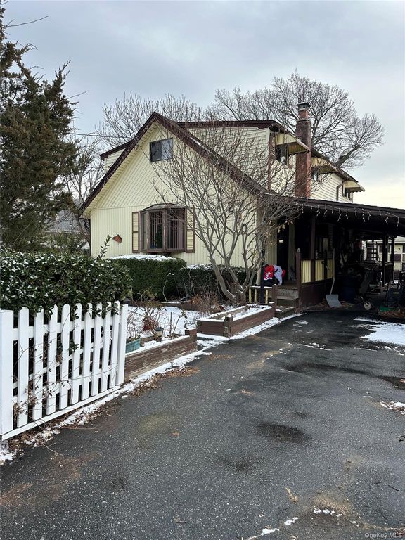 250 Florida Avenue, Copiague, NY 11726