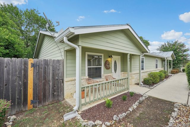 121 S Plant Ave Apt 401, Boerne, TX 78006