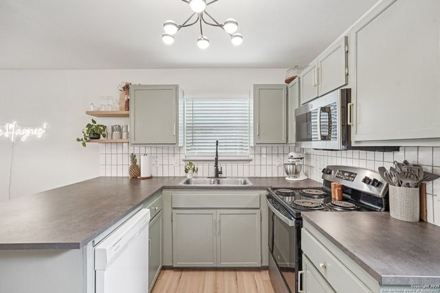 121 S Plant Ave Apt 401, Boerne, TX 78006