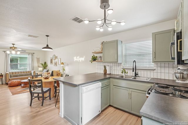 121 S Plant Ave Apt 401, Boerne, TX 78006
