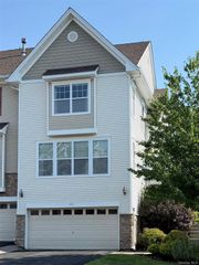2012 Hawthorn Way, New Windsor, NY 12553