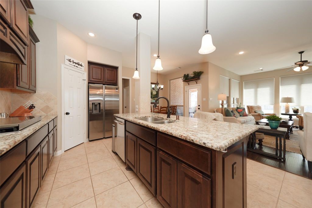 Image 12 of property listing at 27827 Walsh Crossing Drive, Katy, TX 77494