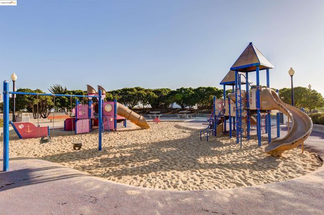 93 Bayside Ct, Richmond, CA 94804