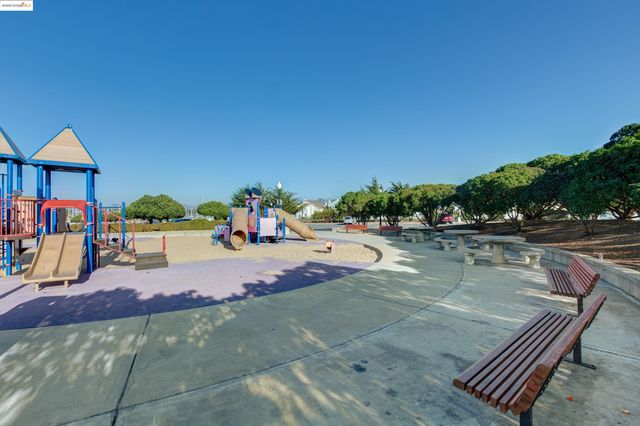 93 Bayside Ct, Richmond, CA 94804