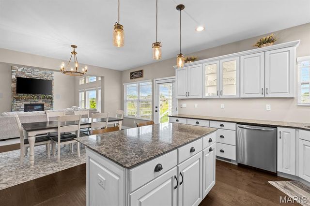 432 Flagstone Pass Drive, O'fallon, IL 62269