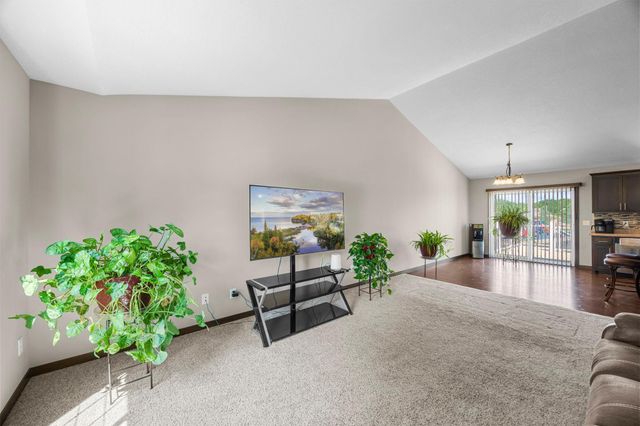 10 8th Avenue SE, Isanti, MN 55040