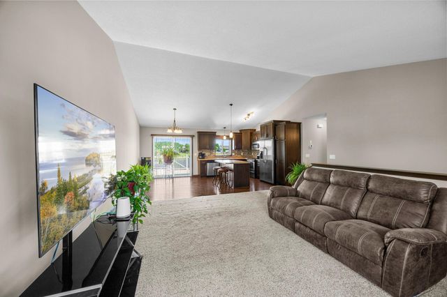 10 8th Avenue SE, Isanti, MN 55040