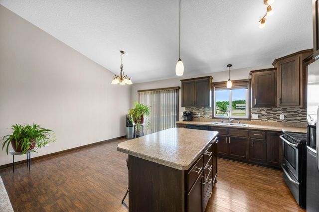 10 8th Avenue SE, Isanti, MN 55040