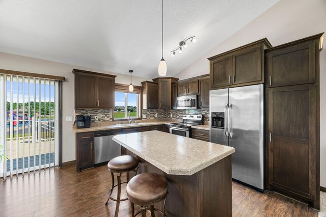 10 8th Avenue SE, Isanti, MN 55040