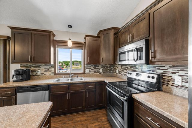 10 8th Avenue SE, Isanti, MN 55040