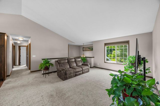 10 8th Avenue SE, Isanti, MN 55040