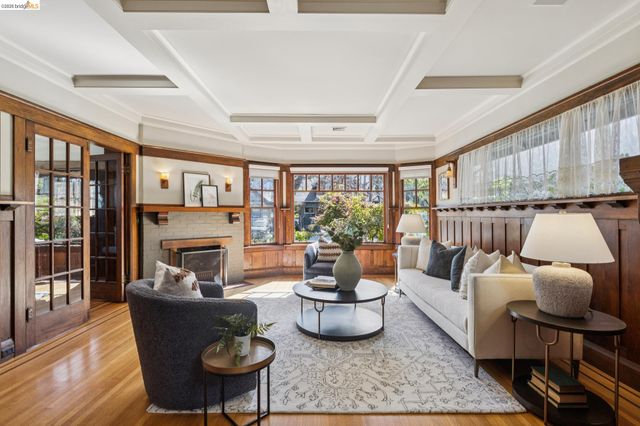 360 Alcatraz Ave, Oakland, CA 94618