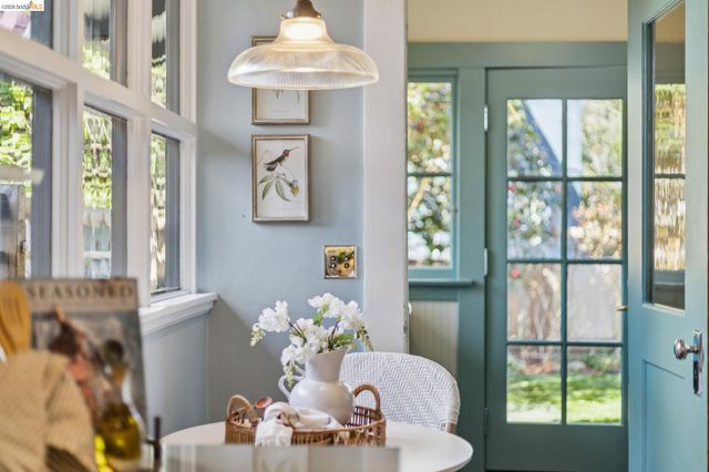 360 Alcatraz Ave, Oakland, CA 94618