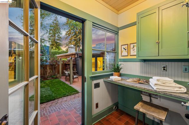 360 Alcatraz Ave, Oakland, CA 94618