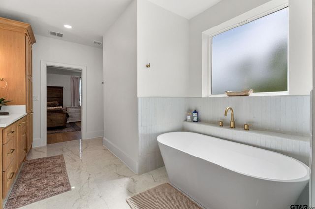 3143 Club Dr, Tyler, TX 75703