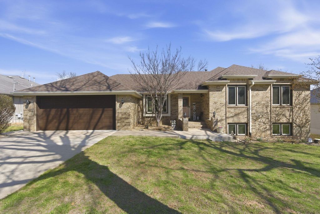 1551 W Pheasant Run Street, Springfield, MO 65810