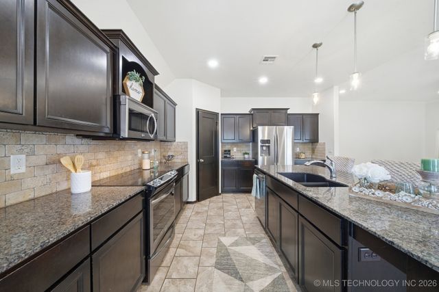 9097 E 138th Street S, Bixby, OK 74008