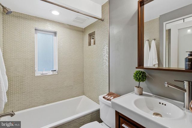 5-A CUSTIS AVE E, Alexandria, VA 22301