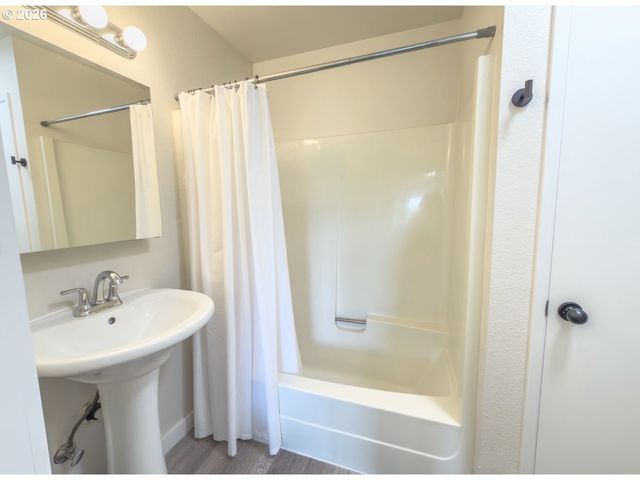 12040 Sw CONESTOGA Dr, Beaverton, OR 97008