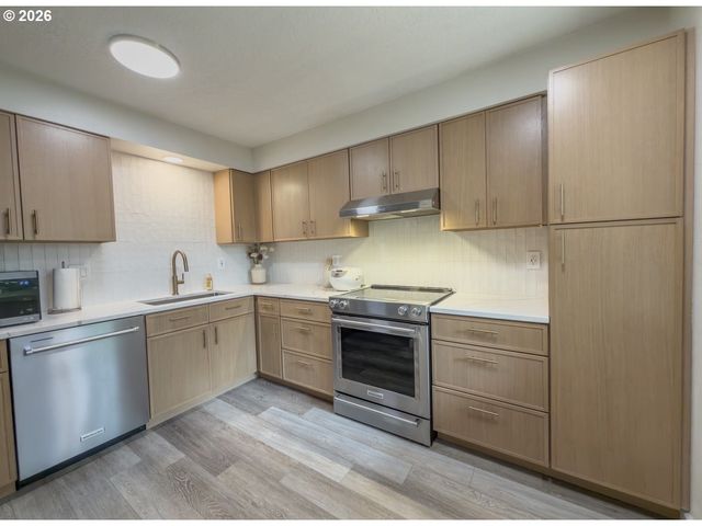 12040 Sw CONESTOGA Dr, Beaverton, OR 97008