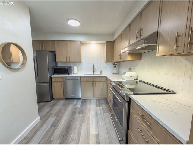 12040 Sw CONESTOGA Dr, Beaverton, OR 97008