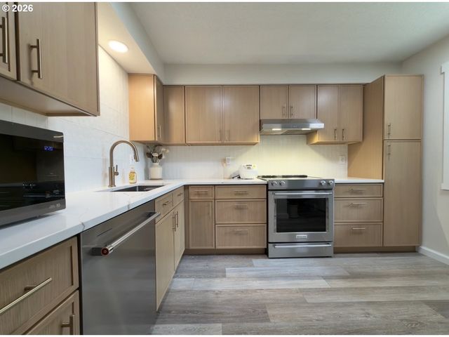 12040 Sw CONESTOGA Dr, Beaverton, OR 97008