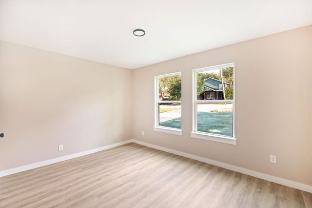 211 Garlock Street, Wilmer, TX 75172