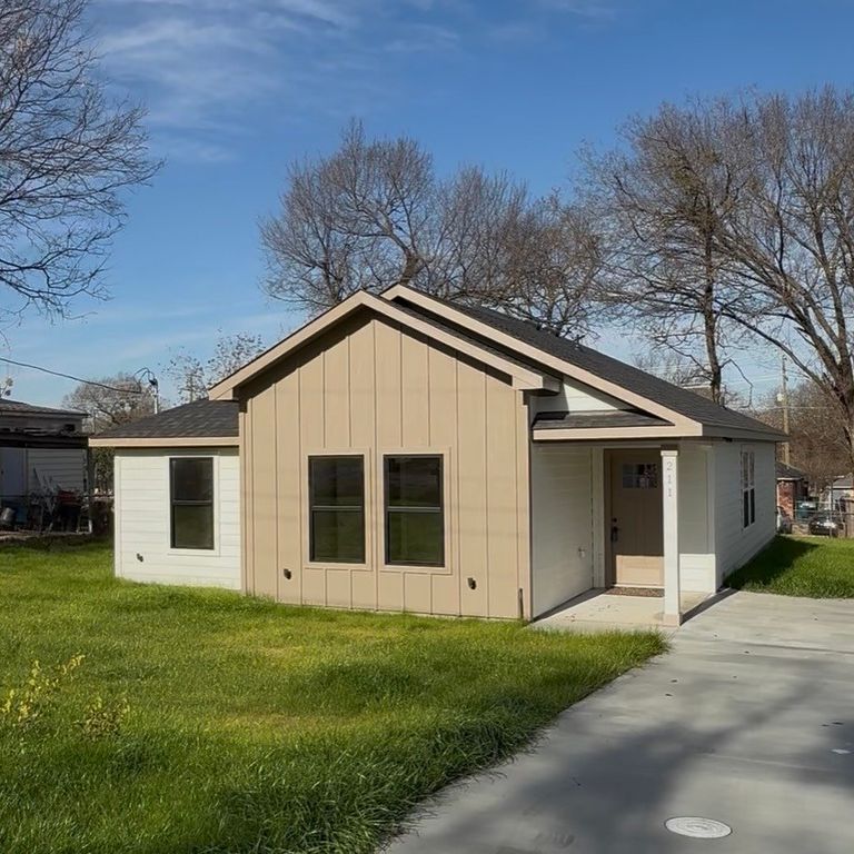 211 Garlock Street, Wilmer, TX 75172