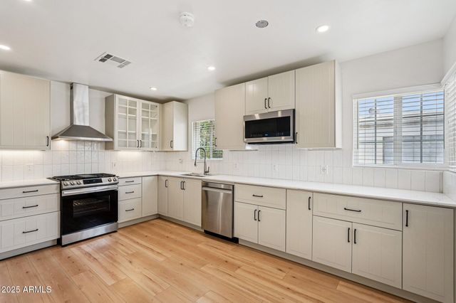 511 E CHEERY LYNN Road, Phoenix, AZ 85012