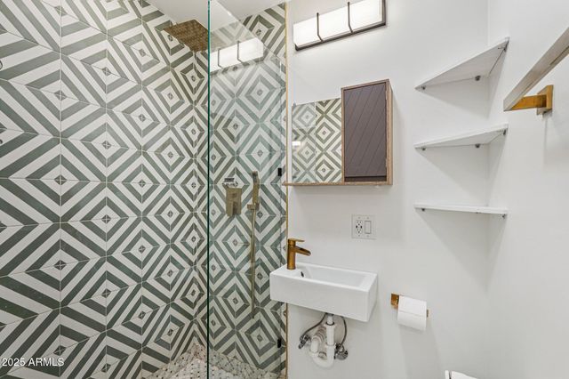 511 E CHEERY LYNN Road, Phoenix, AZ 85012