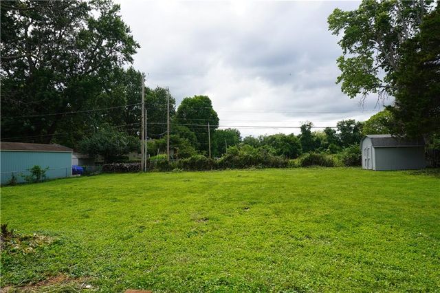 2412 Queen Ridge Drive, Independence, MO 64055