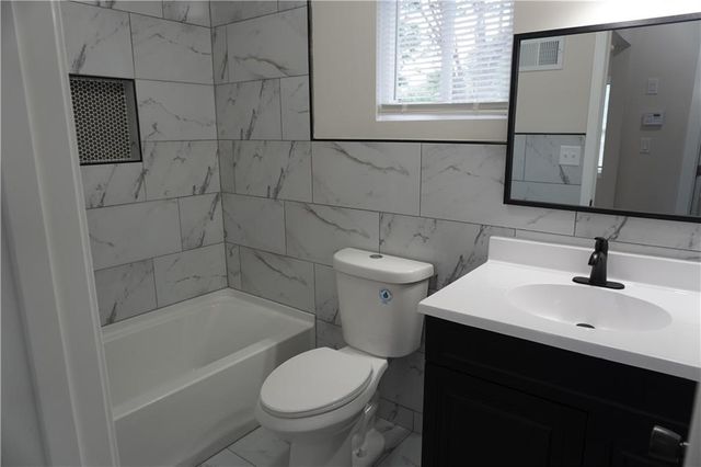 2412 Queen Ridge Drive, Independence, MO 64055