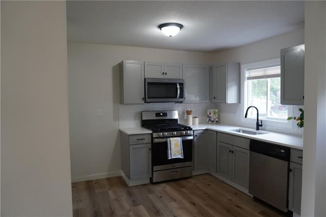2412 Queen Ridge Drive, Independence, MO 64055