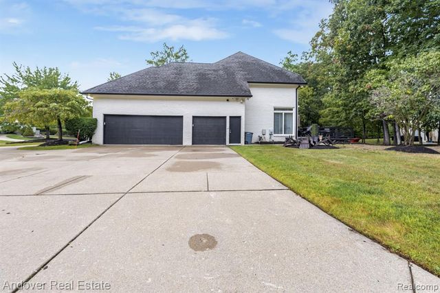 6195 Oak Trail, West Bloomfield, MI 48322