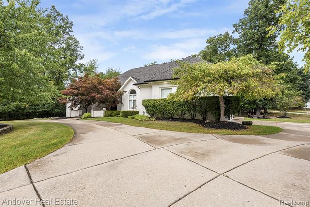 6195 Oak Trail, West Bloomfield, MI 48322