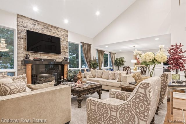 6195 Oak Trail, West Bloomfield, MI 48322