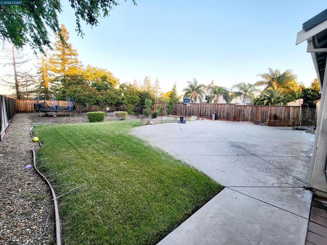977 Chamomile Ln, Brentwood, CA 94513