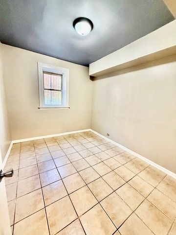 7932 S Kingston Avenue GRDN, Chicago, IL 60617