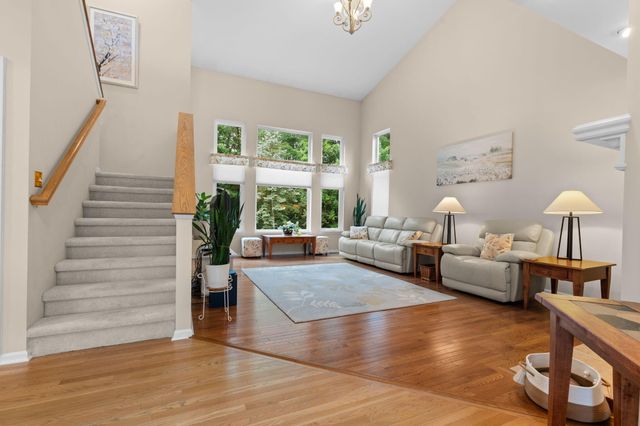 1338 Coach House Lane, South Lyon, MI 48178