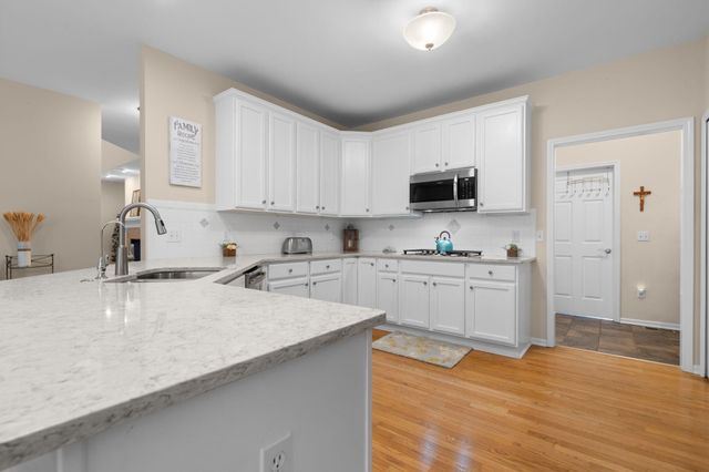 1338 Coach House Lane, South Lyon, MI 48178