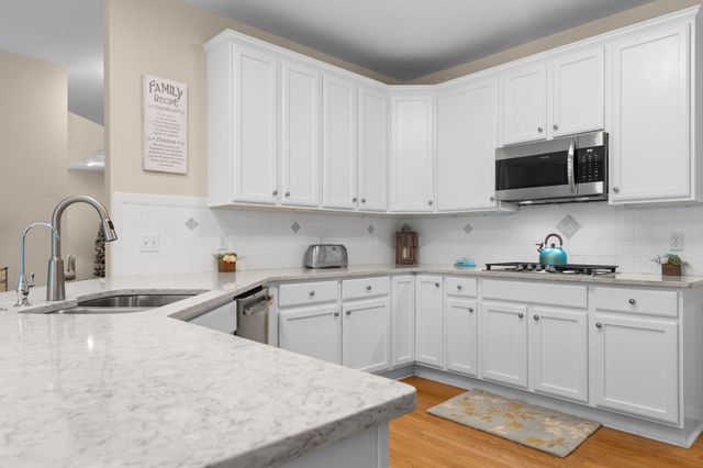 1338 Coach House Lane, South Lyon, MI 48178