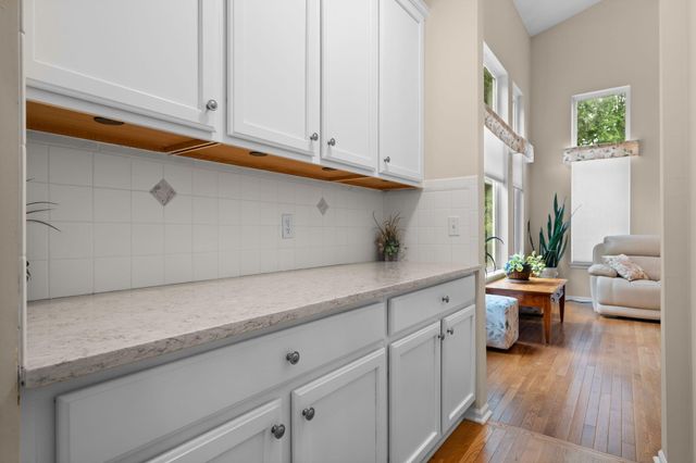 1338 Coach House Lane, South Lyon, MI 48178