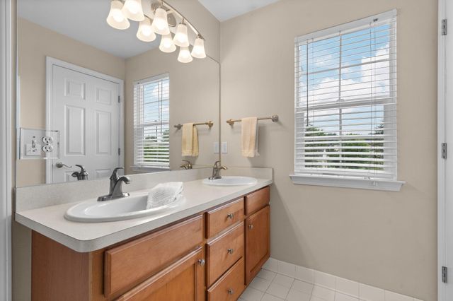 1338 Coach House Lane, South Lyon, MI 48178